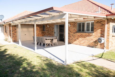 Roselawn Entertainer Large & Luxurious, Sleeps 12 - Yamba Accommodation 1
