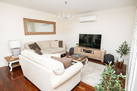 Roselawn Entertainer Large & Luxurious, Sleeps 12 - Yamba Accommodation 0