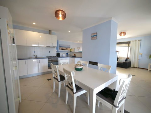 Salty Air Apartments Kingscote Kangaroo Island - Yamba Accommodation 3