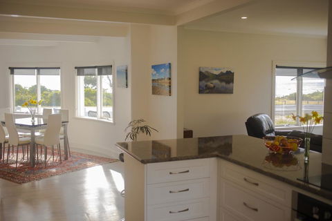 Seaside Retreat - Yamba Accommodation 2