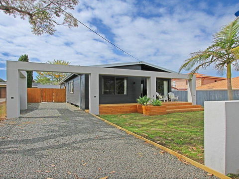 Shady Palms - Modern Beach House With Studio - Yamba Accommodation 0