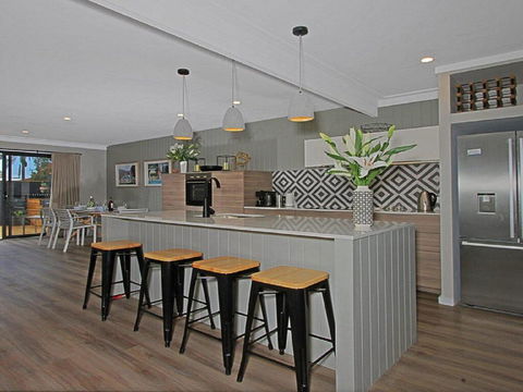 Shady Palms - Modern Beach House With Studio - Yamba Accommodation 2
