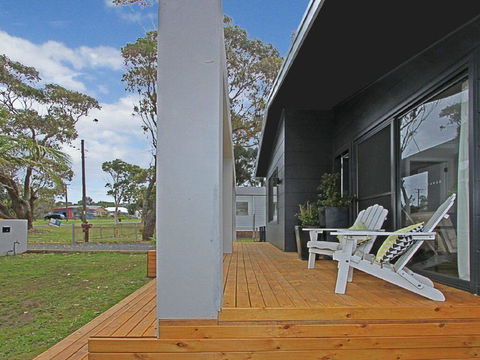 Shady Palms - Modern Beach House With Studio - Yamba Accommodation 1