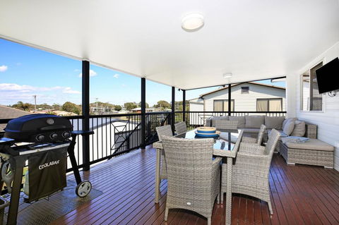 Shores - Pet-Friendly - 1 Min Walk To Beach - Yamba Accommodation 1