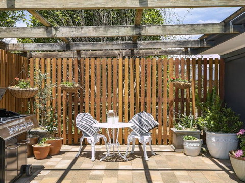 Silky Oak Cottage - Cosy With Country Views - Yamba Accommodation 1