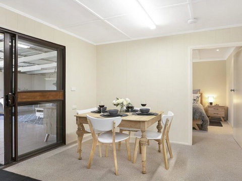 Silky Oak Cottage - Cosy With Country Views - Yamba Accommodation 3