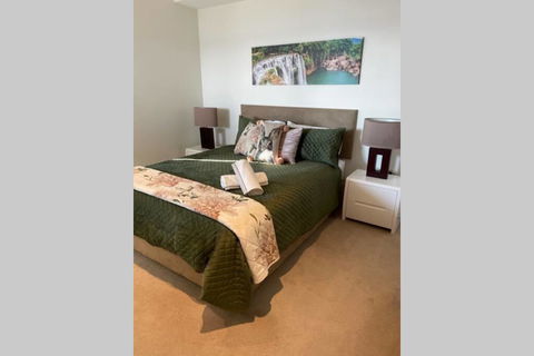 SKY GARDEN SUNSET RIVER VIEW NETFLIX WINE PARKING - Yamba Accommodation 1