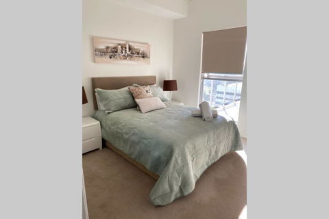SKY GARDEN SUNSET RIVER VIEW NETFLIX WINE PARKING - Yamba Accommodation 2