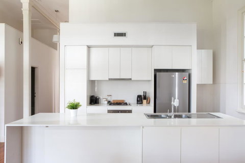 Spacious 2-bed, 2-bath Home With Parking And Balcony - Yamba Accommodation 3