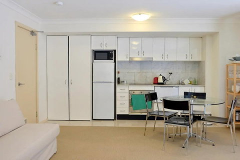 Spacious Studio By The Beach In Manly - Yamba Accommodation 1