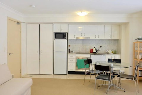 Spacious Studio By The Beach In Manly - Yamba Accommodation 3