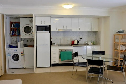 Spacious Studio By The Beach In Manly - Yamba Accommodation 2