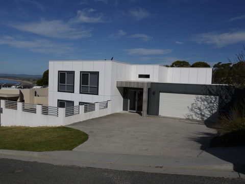 Spectacular Holiday Living - Yamba Accommodation 0