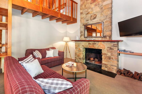 Stonehenge Retreat - Yamba Accommodation 3