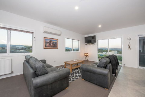 Stratton Summit 4- Modern, Sophisticated Style With Lake And Mountain Views - Yamba Accommodation 1