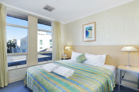 Stylish Comfortable 2 Bdrm Glenelg North - Yamba Accommodation 3