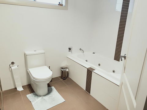 Stylish Private Bathroom-Luxurious Modern Big Home - Yamba Accommodation 2