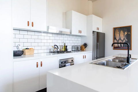 Stylish Warehouse Conversion In The Heart Of Fitzroy - Yamba Accommodation 3