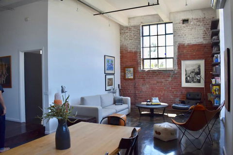 Stylish Warehouse Conversion In The Heart Of Fitzroy - Yamba Accommodation 0