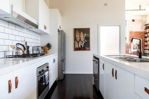 Stylish Warehouse Conversion In The Heart Of Fitzroy - Yamba Accommodation 2