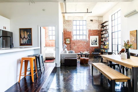 Stylish Warehouse Conversion In The Heart Of Fitzroy - Yamba Accommodation 1