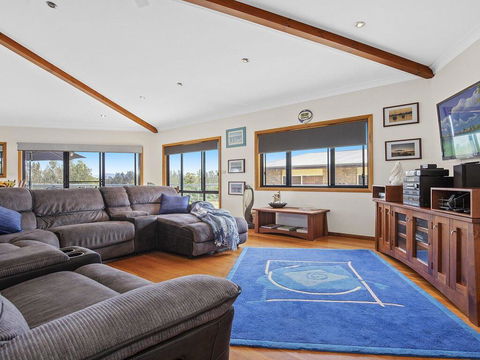 SunRay On Orama - Spacious With Great Views - Yamba Accommodation 2