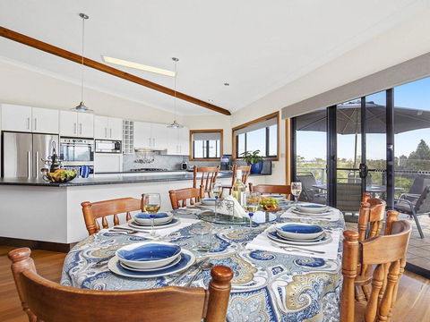 SunRay On Orama - Spacious With Great Views - Yamba Accommodation 3