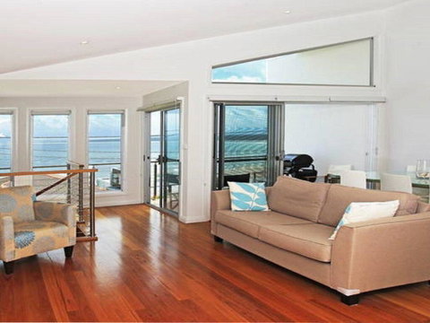 Surf Mist - Contemporary Seaside Duplex - Yamba Accommodation 2