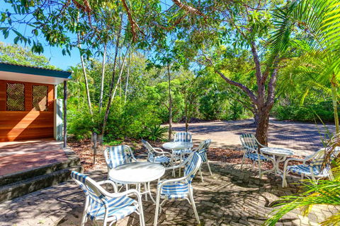 Surfside Beach House 17 - Rainbow Shores, Swimming Pool, 2 Minute Walk To Beach, Air Conditioning, Relax Here - Yamba Accommodation 2