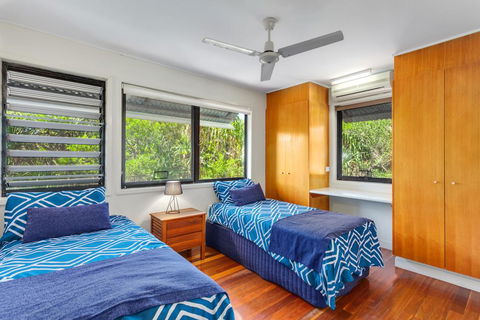 Surfside Beach House 17 - Rainbow Shores, Swimming Pool, 2 Minute Walk To Beach, Air Conditioning, Relax Here - Yamba Accommodation 3