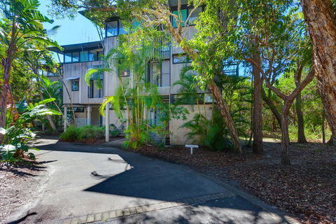 Surfside Beach House 17 - Rainbow Shores, Swimming Pool, 2 Minute Walk To Beach, Air Conditioning, Relax Here - Yamba Accommodation 0
