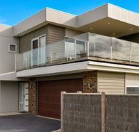 Swan Bay Views - Yamba Accommodation