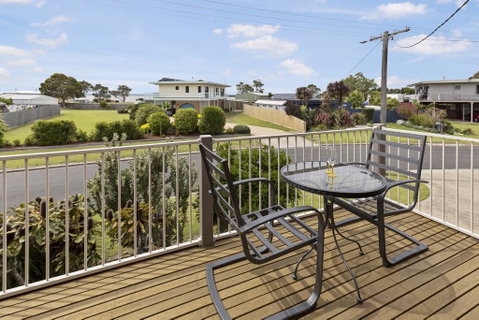 Tanjil - A Stroll From The Water In Paynesville - Yamba Accommodation 1