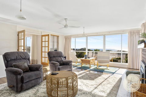 TASSIE SEASIDE SERENITY - L'Abode Accommodation - Yamba Accommodation 0