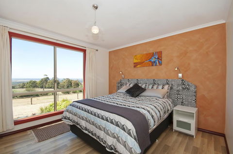 Tennessee Hill Cottage - Yamba Accommodation 1