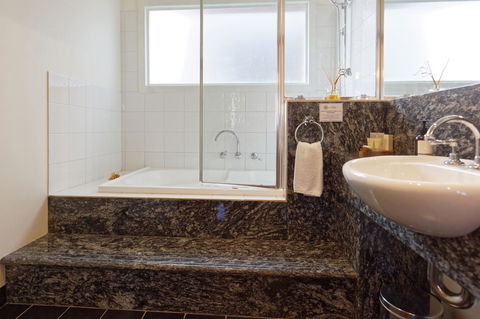 54 On Bank - Yamba Accommodation 24