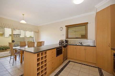 Sea Shells On Banyan Apartment - Yamba Accommodation 10