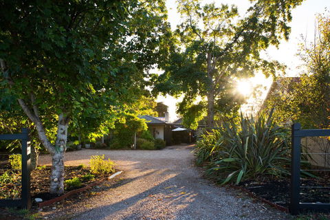 East Street Daylesford - Yamba Accommodation 7