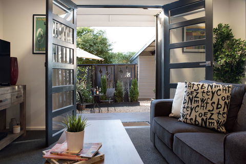 East Street Daylesford - Yamba Accommodation 12