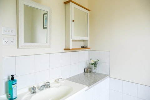 Miss Pym's Cottage - Yamba Accommodation 12