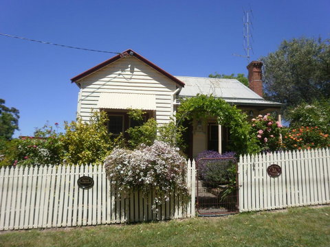 Miss Pym's Cottage - Yamba Accommodation 0