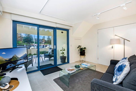 The Waterfront Apartment - Yamba Accommodation 10