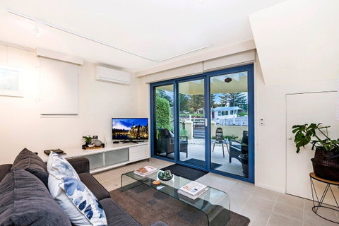 The Waterfront Apartment - Yamba Accommodation 9