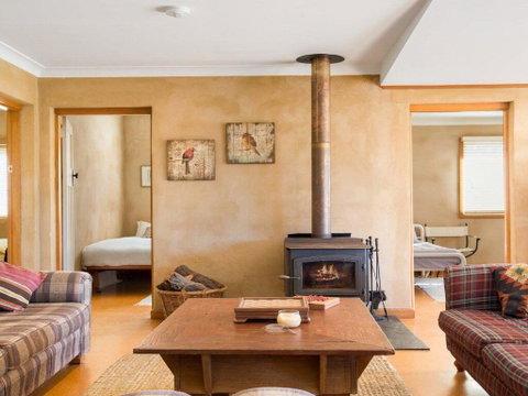 The Farmhouse - Grape Vines And Rolling Green Hills - Yamba Accommodation 2