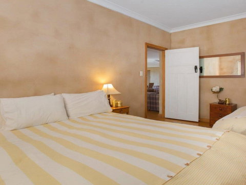 The Farmhouse - Grape Vines And Rolling Green Hills - Yamba Accommodation 1