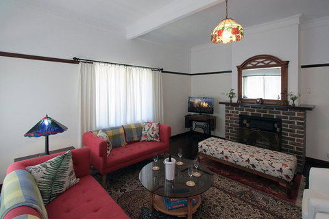 The Leura Mountain House - Yamba Accommodation 1