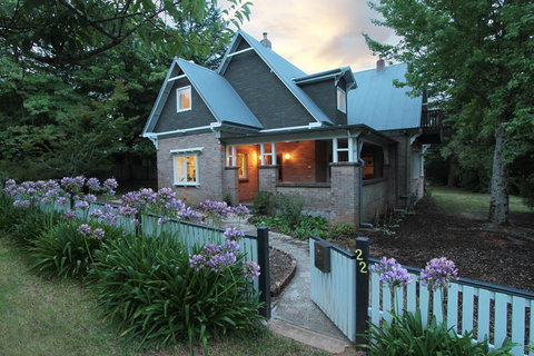 The Leura Mountain House - Yamba Accommodation 0
