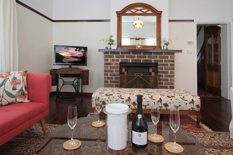 The Leura Mountain House - Yamba Accommodation 2
