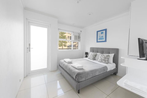 The Manly Hotel Est. 1964 - Yamba Accommodation 3