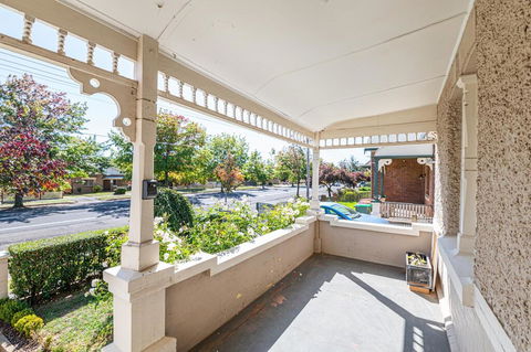 The Pearl On Prince  Stylish Cottage, CBD, Wifi - Yamba Accommodation 3